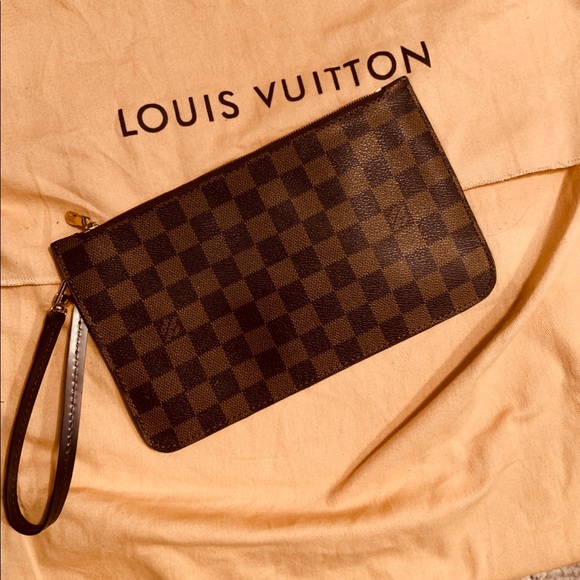 Louis Vuitton Handbags - Damier Ebene Wristlet 💝